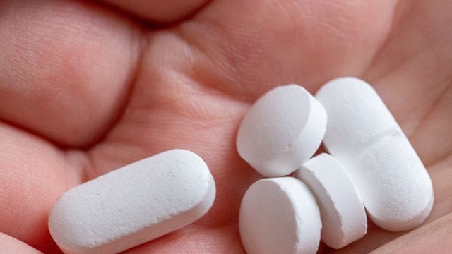 Tabletten und Vitaminpräparate, die Calcium, Vitamin D und Magnesium enthalten. Tabletten und Vitaminpräparate, die Calcium, Vitamin D und Magnesium enthalten.
