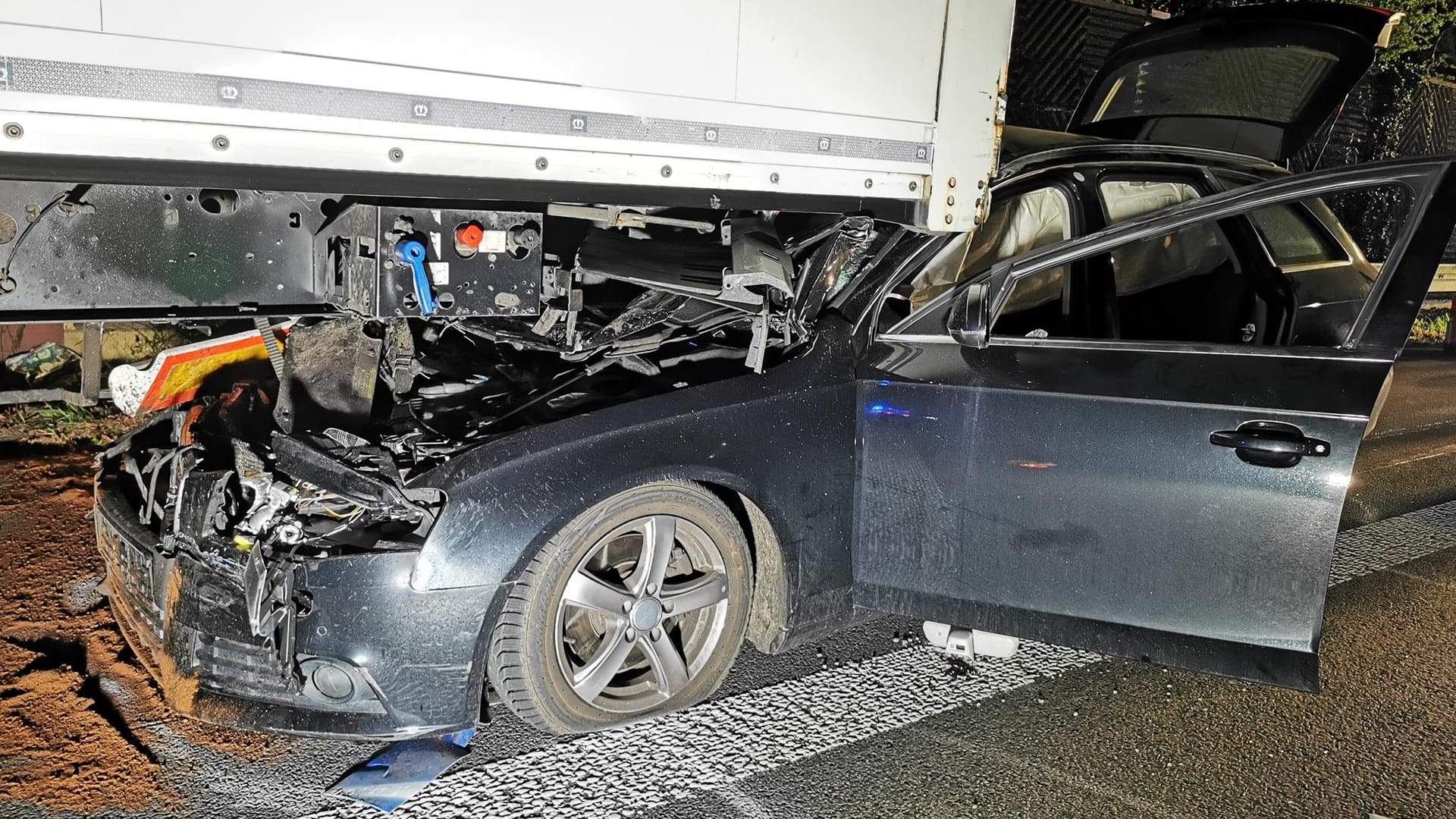 Der Audi unter dem Laster: Das Auto wurde noch fast einen Kilometer mitgeschleift. Der Audi unter dem Laster: Das Auto wurde noch fast einen Kilometer mitgeschleift.