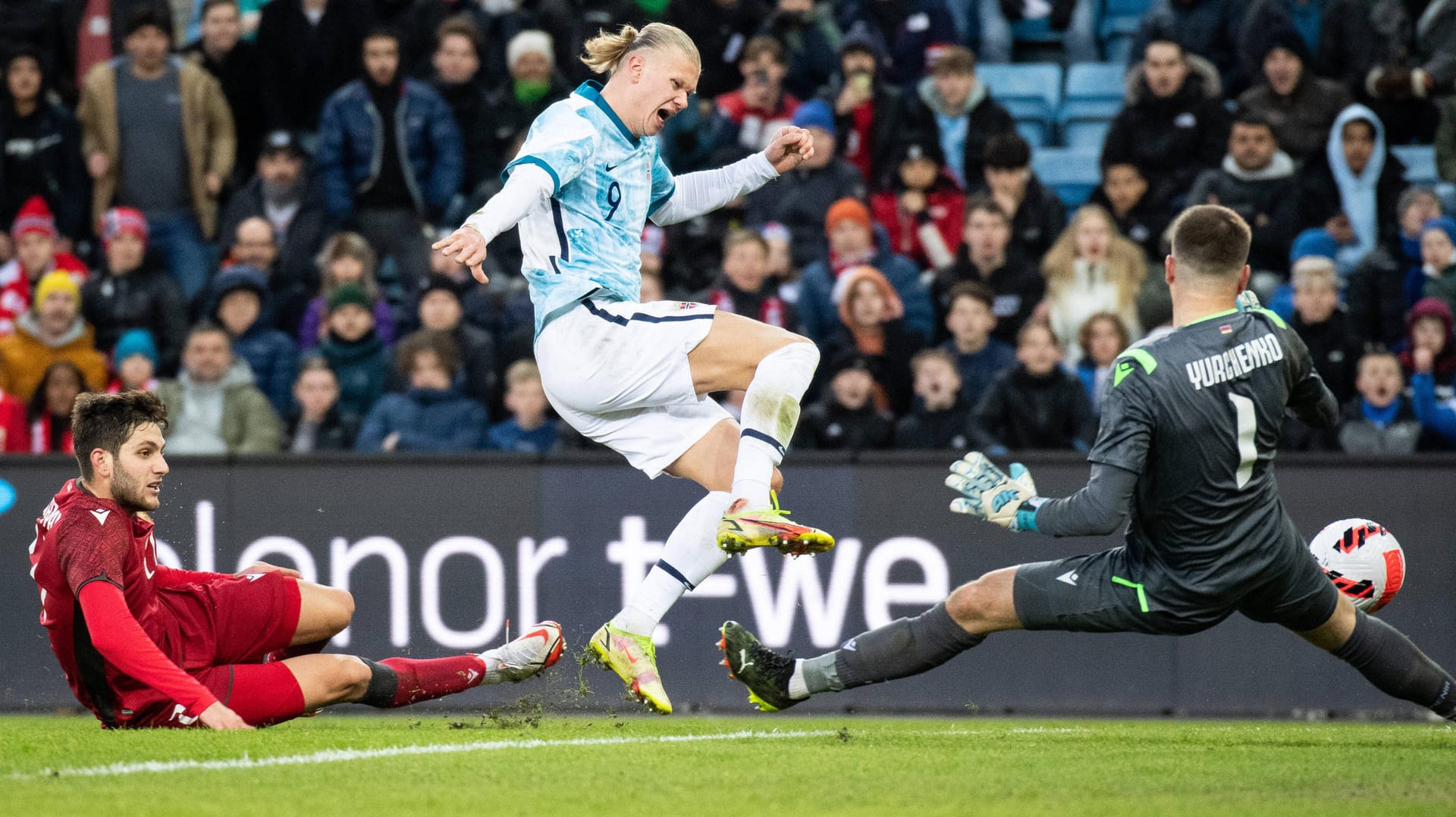 In dieser Szene passierte es: Haaland trifft zum 5:0, Armeniens Verteidiger Mkrtchyan (l.) kommt zu spät, erwischt den BVB-Stürmer voll am linken Knöchel.