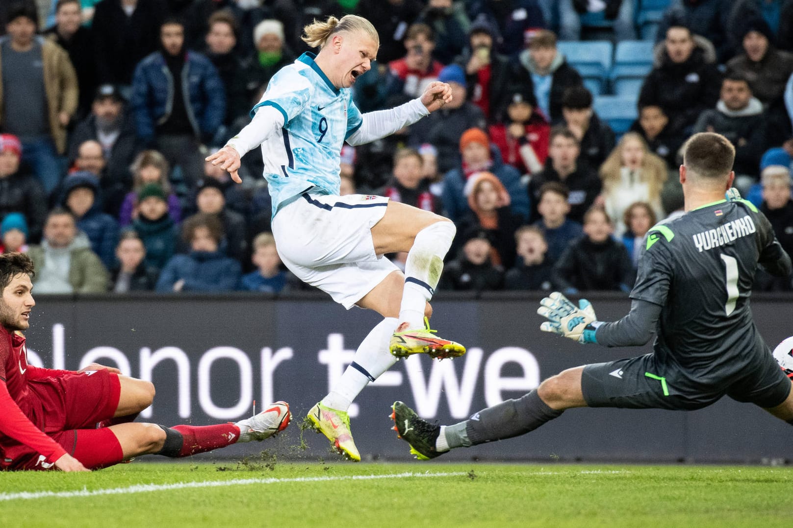 In dieser Szene passierte es: Haaland trifft zum 5:0, Armeniens Verteidiger Mkrtchyan (l.) kommt zu spät, erwischt den BVB-Stürmer voll am linken Knöchel.