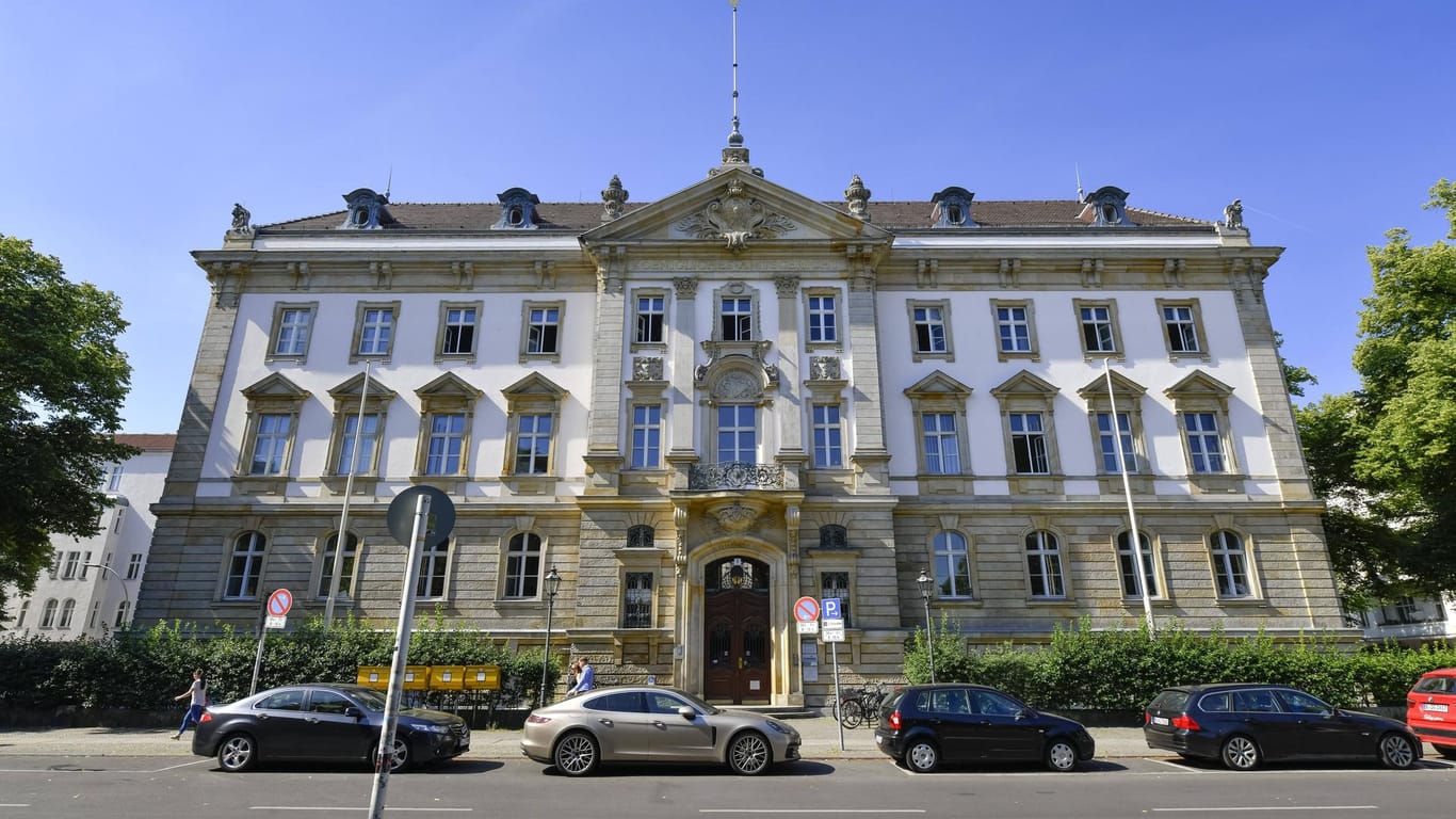 Das Berliner Landgericht in Charlottenburg (Archivbild): Hier muss sich die Mutter des toten Kindes wegen unterlassener Hilfeleistung verantworten.