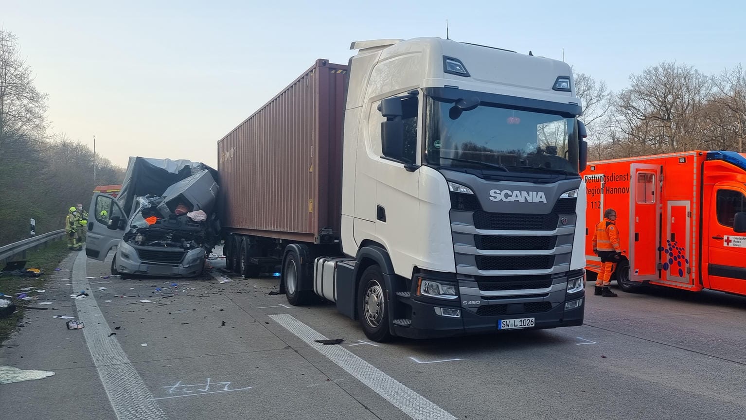 Das Wrack des Kleintransporters steht hinter einem Lkw: Der 21-jährige Fahrer erlag seinen Verletzungen wenig später im Krankenhaus. Das Wrack des Kleintransporters steht hinter einem Lkw: Der 21-jährige Fahrer erlag seinen Verletzungen wenig später im Krankenhaus.