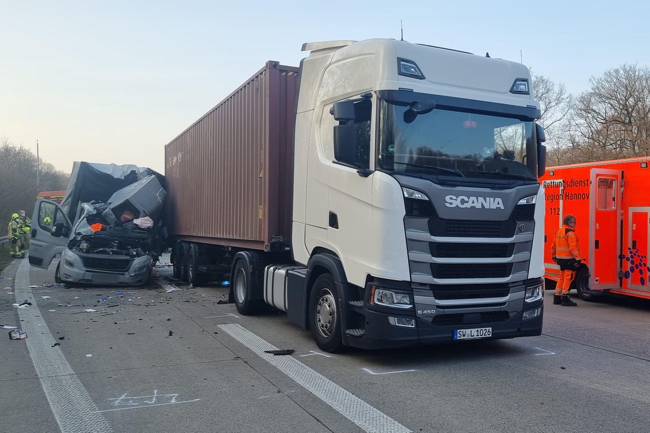 Das Wrack des Kleintransporters steht hinter einem Lkw: Der 21-jährige Fahrer erlag seinen Verletzungen wenig später im Krankenhaus.