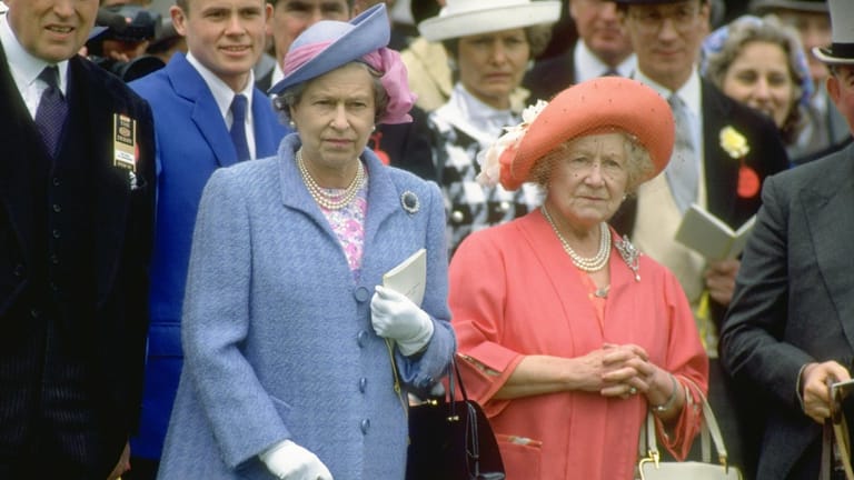 Queen Elizabeth II. und Queen Mum: Hier sieht man Mutter und Tochter im Jahr 1991.