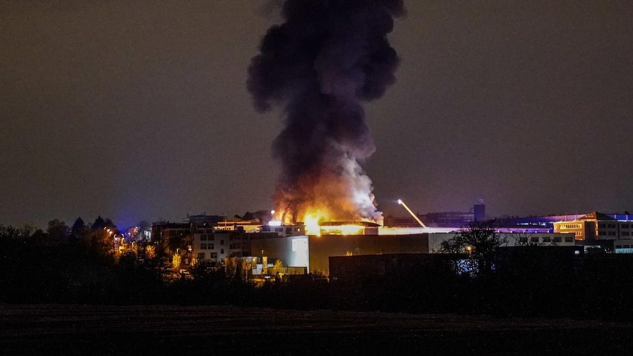 Flammen schlagen aus dem Gebäude, eine riesige Rauchsäule steigt in den Nachthimmel: Ein Autofahrer hatte das Feuer entdeckt und den Notruf gewählt.