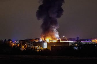 Flammen schlagen aus dem Gebäude, eine riesige Rauchsäule steigt in den Nachthimmel: Ein Autofahrer hatte das Feuer entdeckt und den Notruf gewählt.