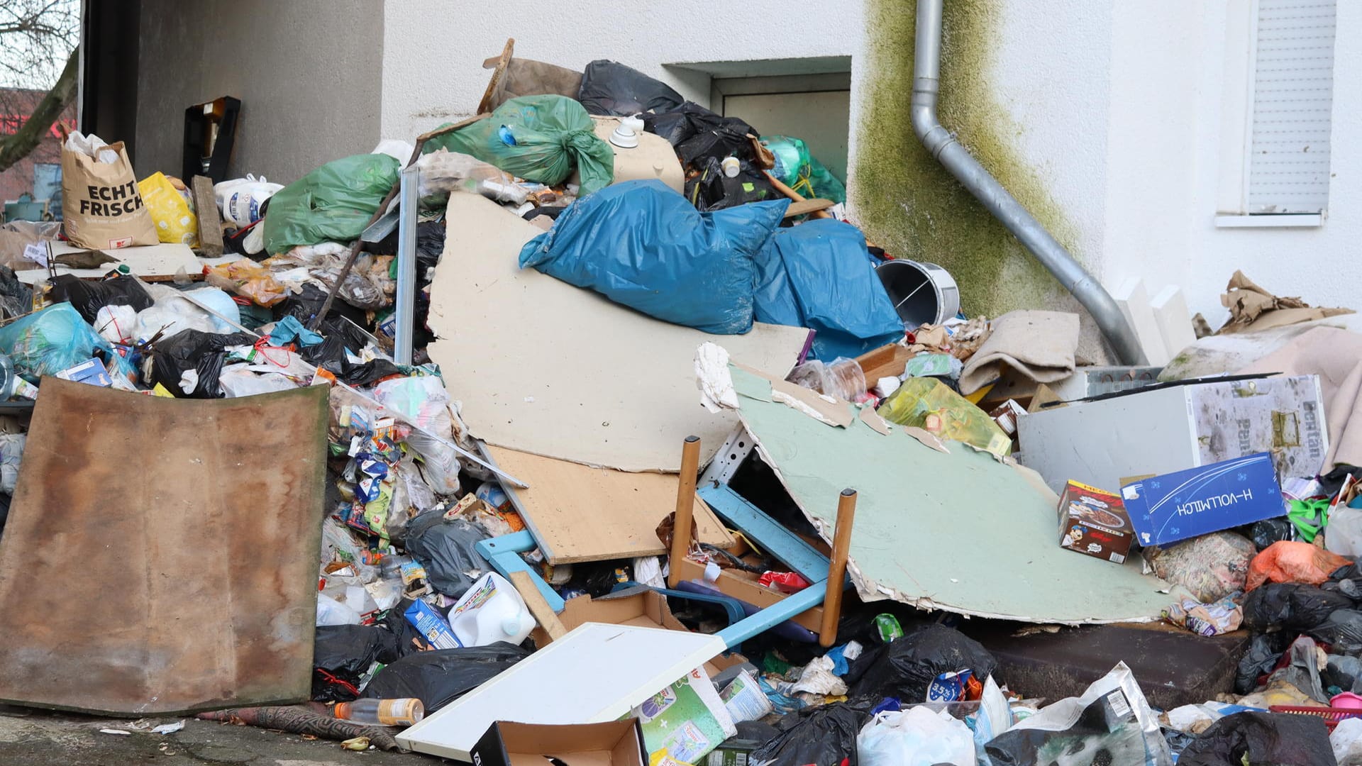 Der Müll stapelt sich: Der Eingang zum Haus ist durch den Abfall versperrt.