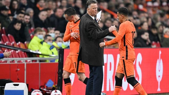 Fehlt bei der WM-Gruppenauslosung in Katar: Louis van Gaal (M).