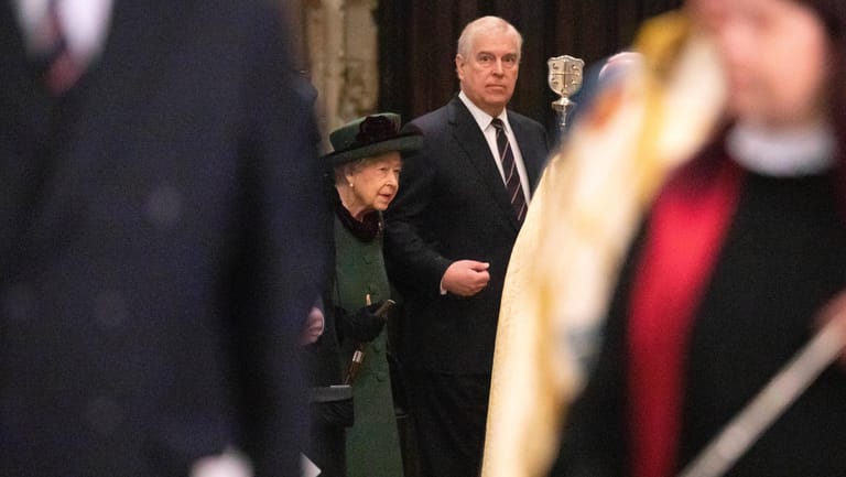 Queen Elizabeth II. und Prinz Andrew: Die Royals waren bei der Gedenkfeier für Prinz Philip.