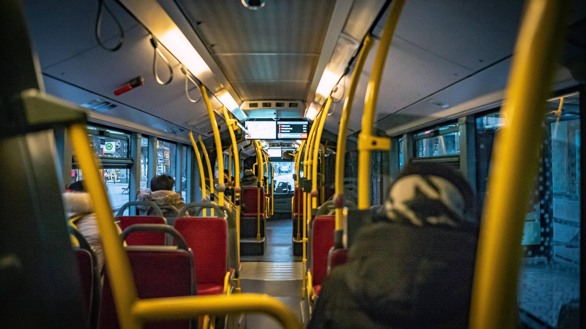 Bus von innen (Symbolbild): Ein Mann hatte sich neben eine Zwölfjährige gesetzt und sie unsittlich berührt. Bus von innen (Symbolbild): Ein Mann hatte sich neben eine Zwölfjährige gesetzt und sie unsittlich berührt.