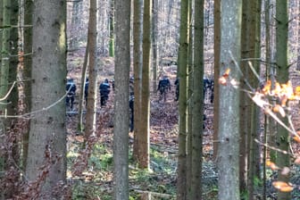 Polizisten bei einer Suchaktion in Kipfenberg (Archivbild): Hier waren bereits zuvor Knochen von Sonja Engelbrecht gefunden worden.