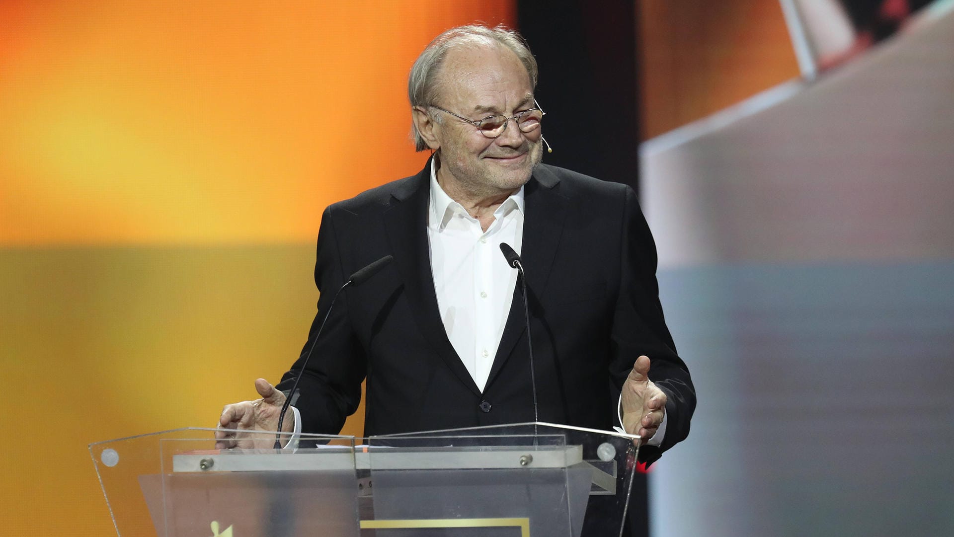 Klaus Maria Brandauer während der Verleihung des Deutschen Filmpreis 2021 in der Messe Berlin (Archivbild): Nun darf er an das Pult der Heinrich-Heine-Universität treten.