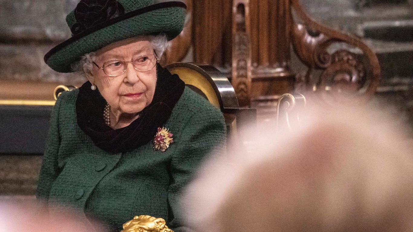 Queen Elizabeth II.: Die Königin nahm am 29. März 2022 an einem Gedenkgottesdienst zu Ehren ihres 2021 verstorbenen Mannes teil.