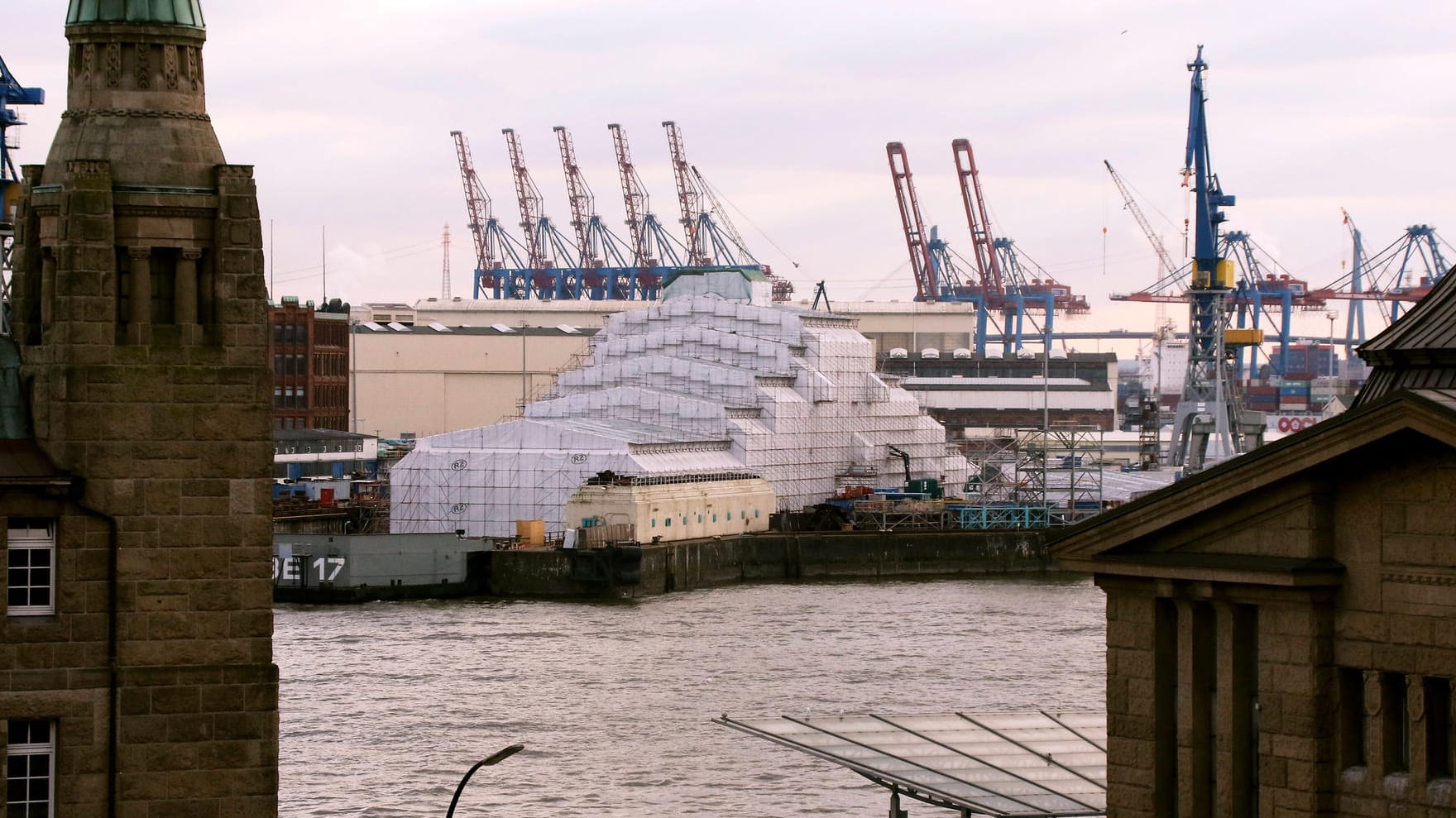 Die Luxusjacht im "Blohm+Voss"-Dock: Derzeit ist das Schiff nicht fahrtüchtig. Die Luxusjacht im "Blohm+Voss"-Dock: Derzeit ist das Schiff nicht fahrtüchtig.