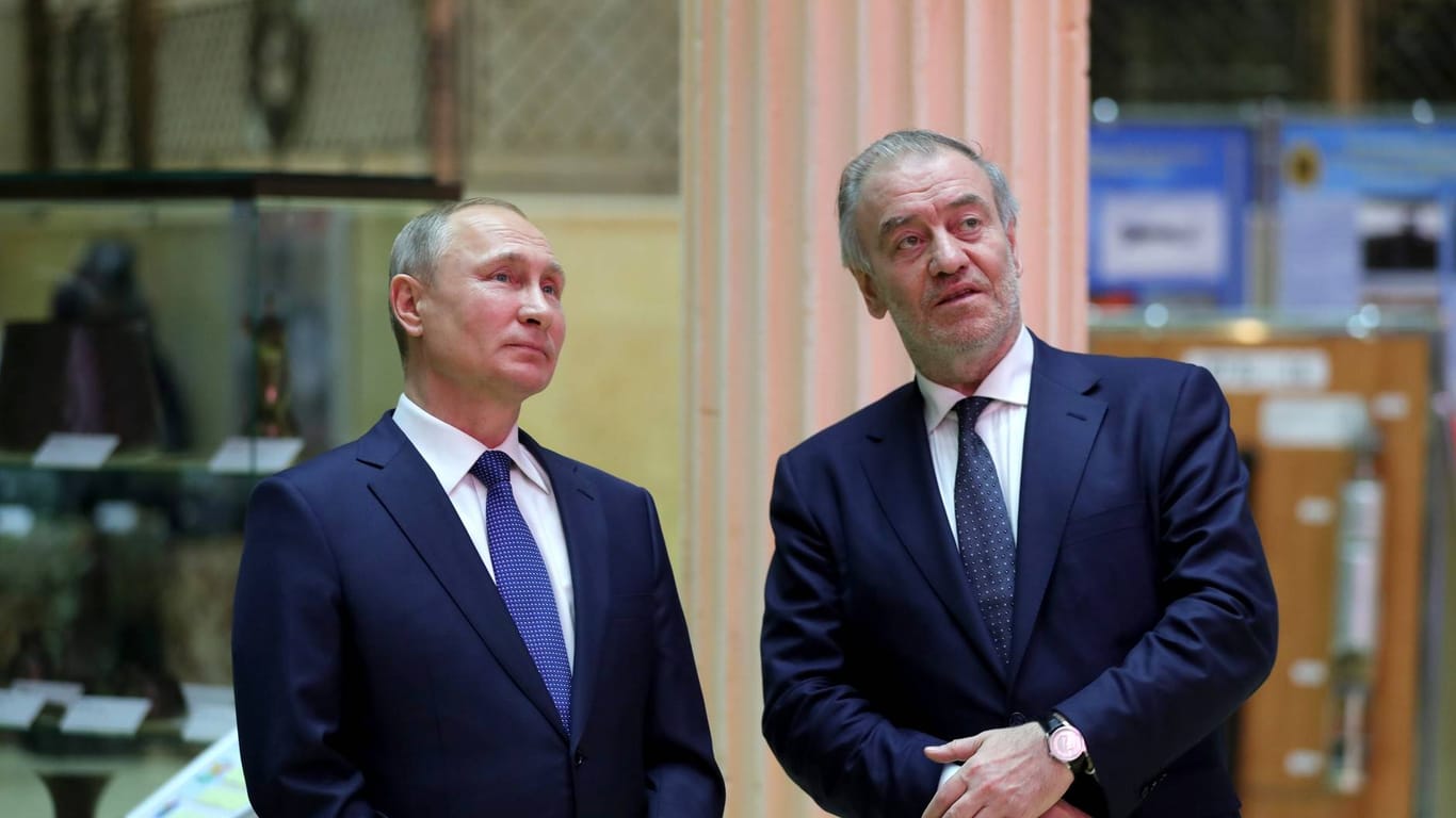 Russlands Präsident (r) mit Waleri Gergijew (Archivbild): Der Dirigent ist bekennender Putin-Unterstützer.