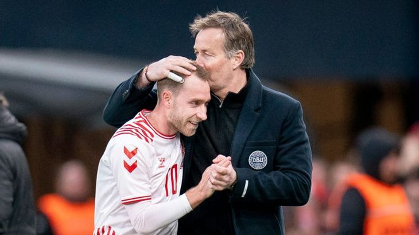 Gänsehautmoment: Dänemark-Coach Kasper Hjulman (r) und Christian Eriksen.