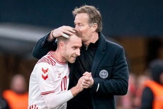 Gänsehautmoment: Dänemark-Coach Kasper Hjulman (r) und Christian Eriksen.