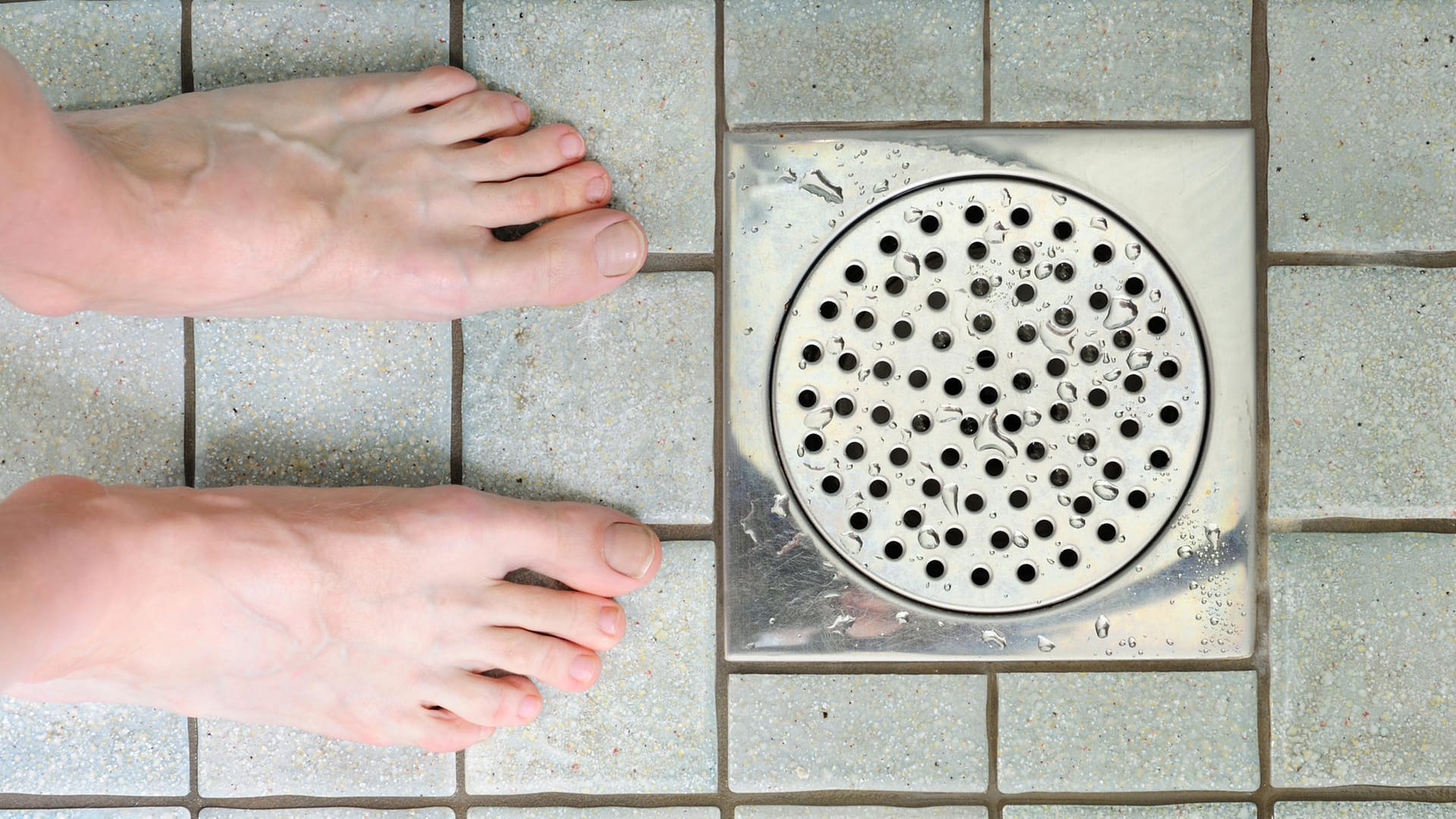 Hygiene: Wenn der Duschabfluss stinkt, kann das daran liegen, dass sich im Rohr organische Substanzen wie Haare abgelagert haben und dort verrotten. (Symbolbild)