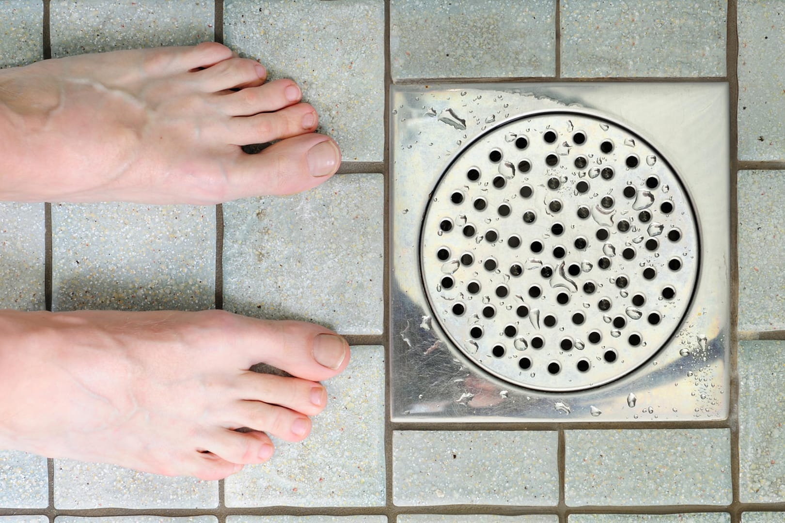 Hygiene: Wenn der Duschabfluss stinkt, kann das daran liegen, dass sich im Rohr organische Substanzen wie Haare abgelagert haben und dort verrotten. (Symbolbild)