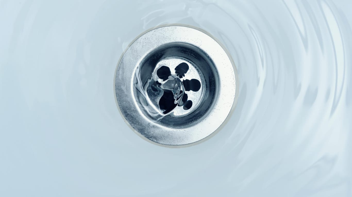 Duschabfluss: Das Wasser sollte stets einwandfrei abfließen. Andernfalls kann eine Verstopfung im Rohr vorliegen.