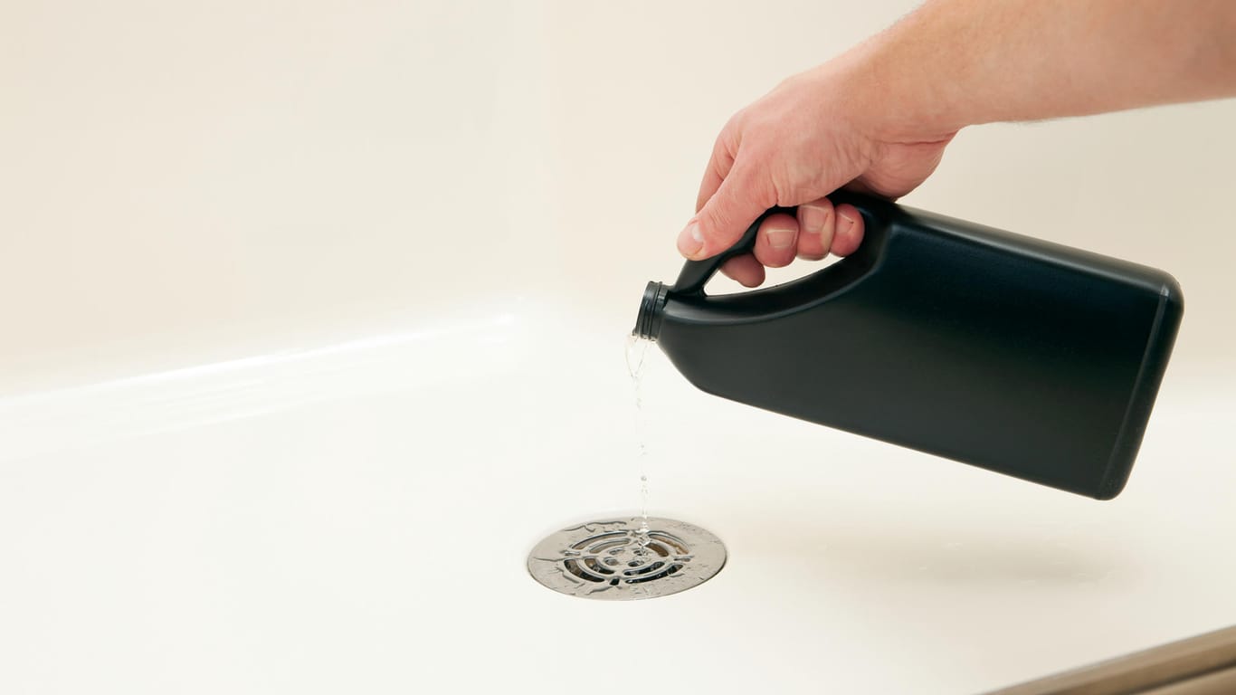 Hausmittel: Sowohl Essig als auch Zitronensäure helfen, wenn der Duschabfluss stinkt.