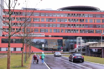 Das Sana Klinikum in Offenbach (Archivbild): Es ist eines von 50 Krankenhäuser in Hessen, das vom Warnstreik betroffen ist.