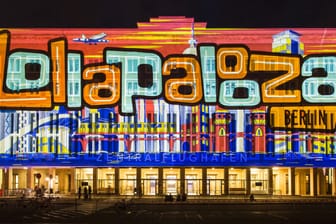 Logo des Lollapalooza Festivals auf dem Gelände des ehem. Flughafens Berlin Tempelhof (Archivbild): Nach zwei Jahren Pause kommt das Festival nach Berlin zurück.