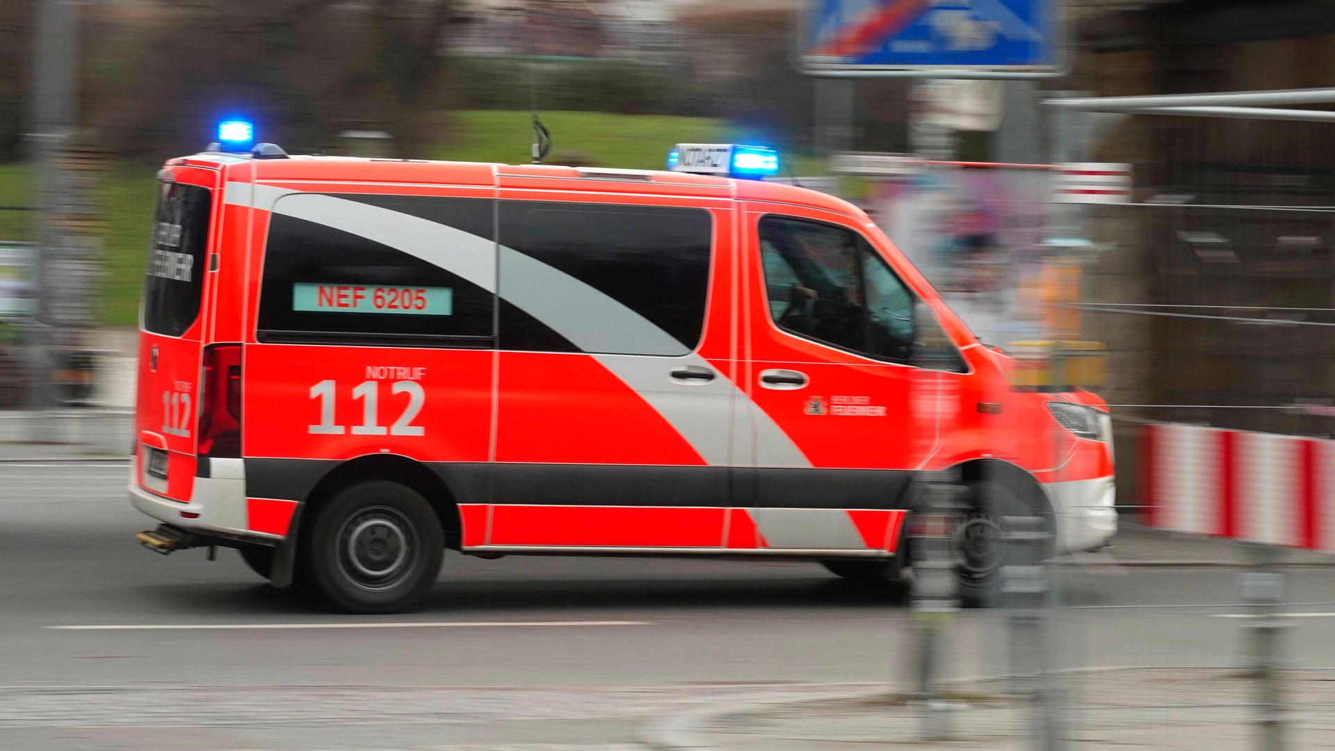 Rettungswagen der Feuerwehr (Symbolbild): Das verunglückte Kind wurde in ein Krankenhaus gebracht. Rettungswagen der Feuerwehr (Symbolbild): Das verunglückte Kind wurde in ein Krankenhaus gebracht.