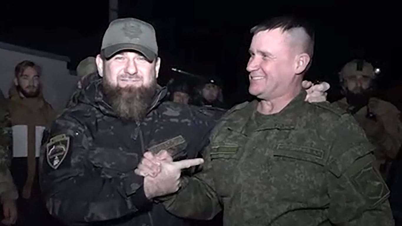 Ramsan Kadyrow (l) L, Oberhaupt von Tschetschenien und Andrei Mordichev, russischer General: Mordichev soll nach ukrainischen Angaben bereits gefallen sein.
