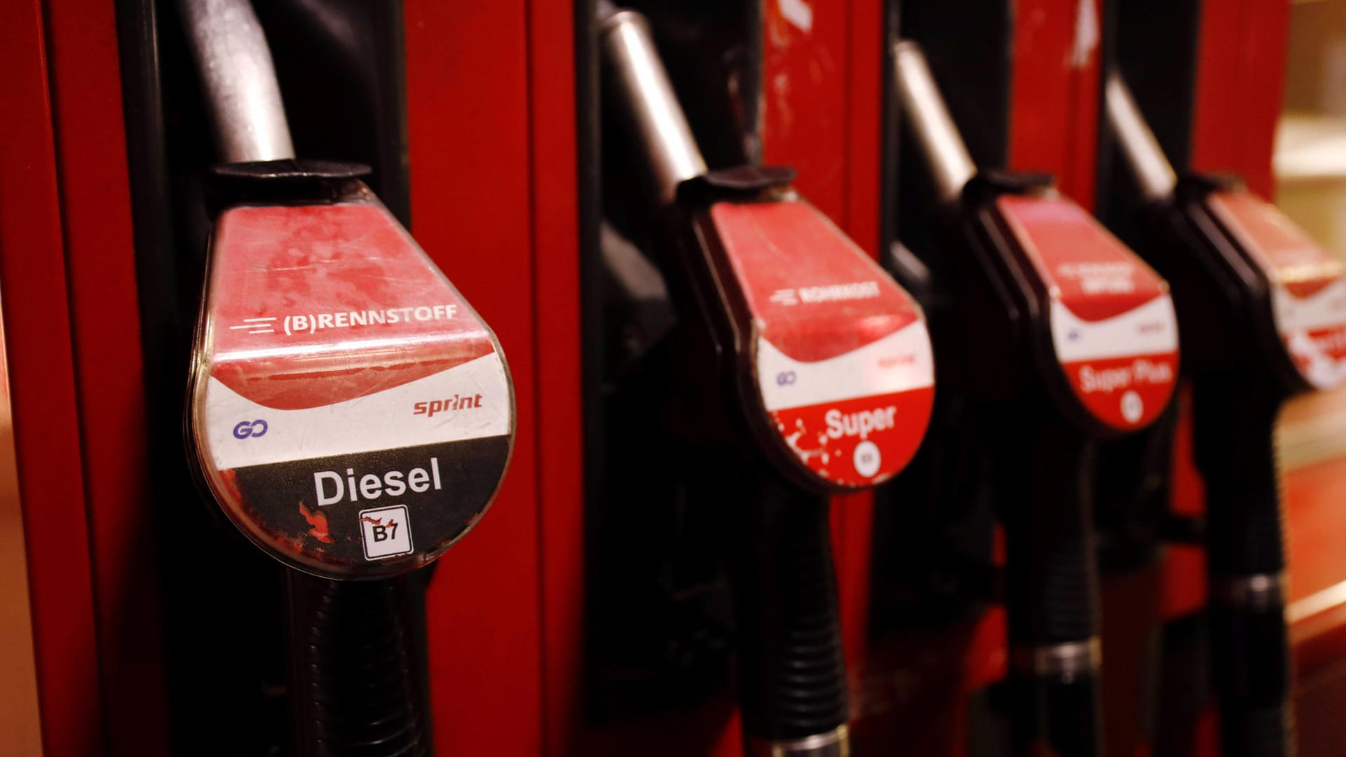 Zapfsäule einer Tankstelle (Symbolbild): Der Unbekannte hatte versucht mehrere hundert Liter Diesel zu stehlen.