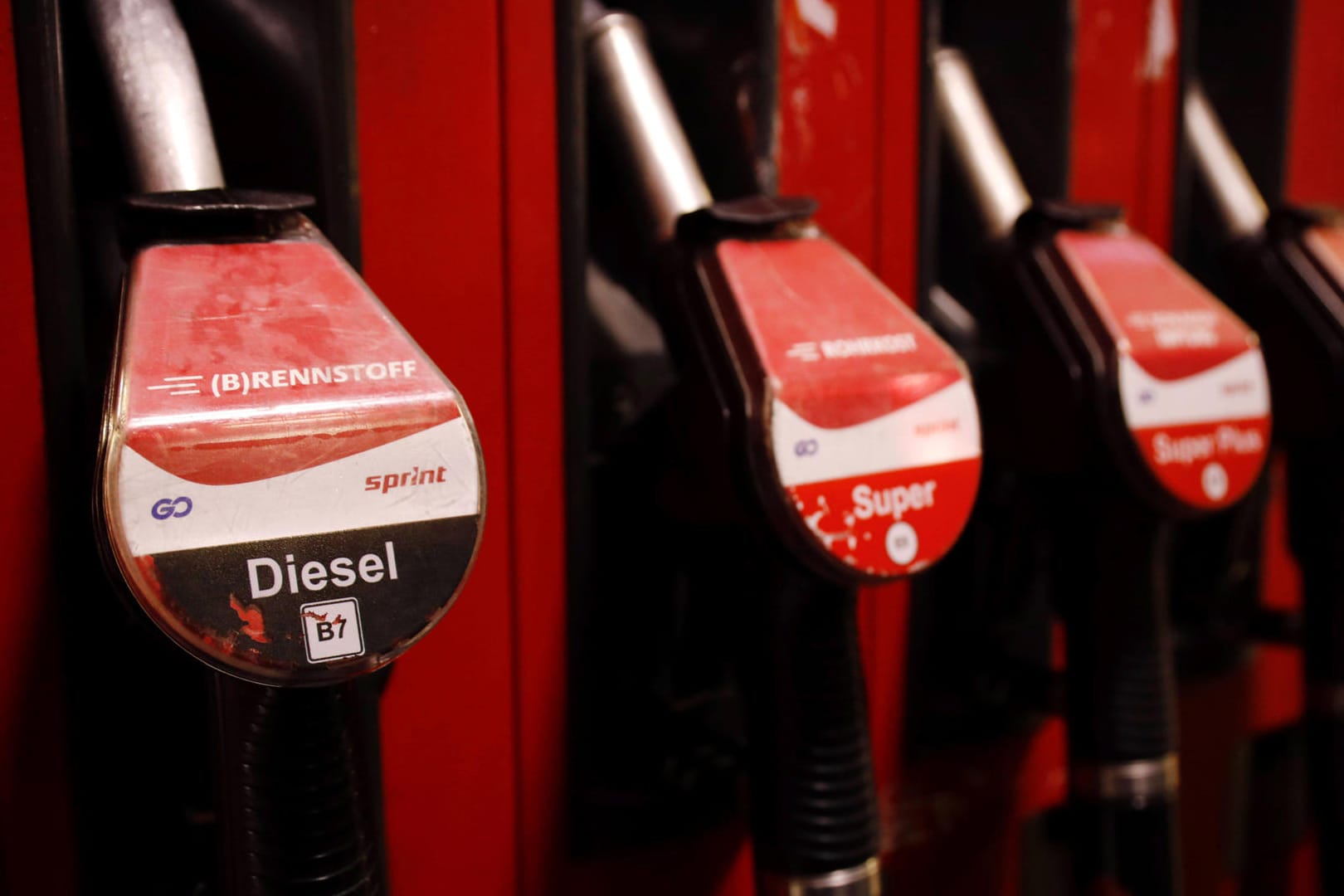 Zapfsäule einer Tankstelle (Symbolbild): Der Unbekannte hatte versucht mehrere hundert Liter Diesel zu stehlen.