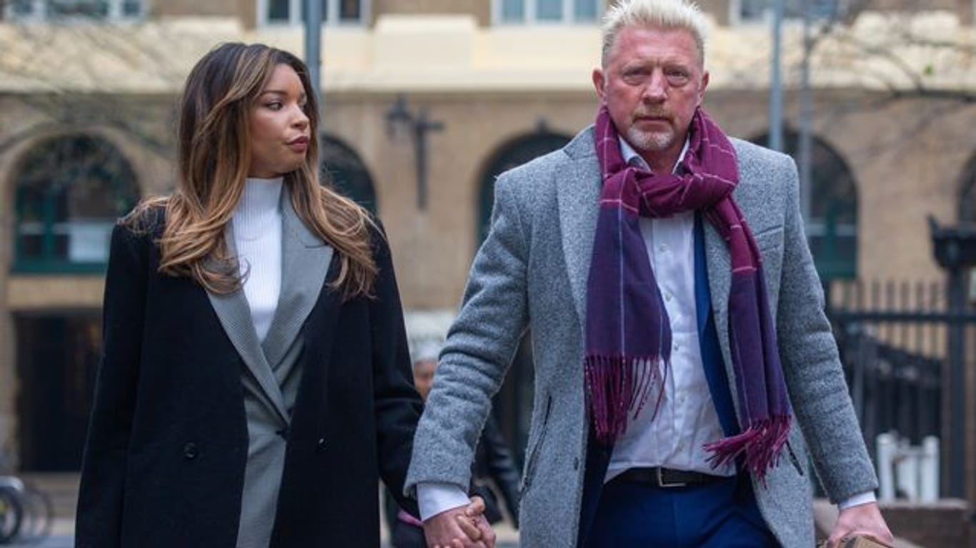Boris Becker und seine Freundin Lilian de Carvalho Monteiro auf dem Weg zum Gericht.