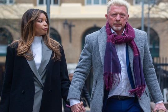 Boris Becker und seine Freundin Lilian de Carvalho Monteiro auf dem Weg zum Gericht.