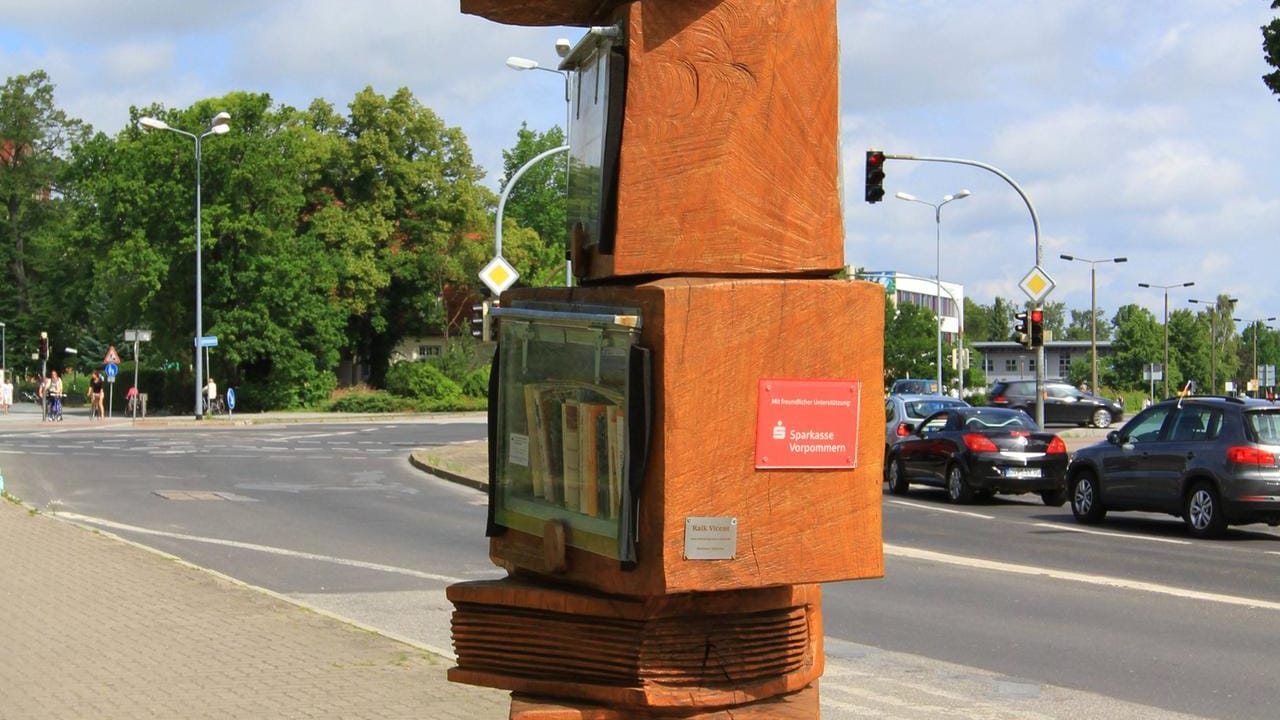 Bücherbaum: In den öffentlichen Bücherregalen – hier in Greifswald – können Bücher getauscht werden.