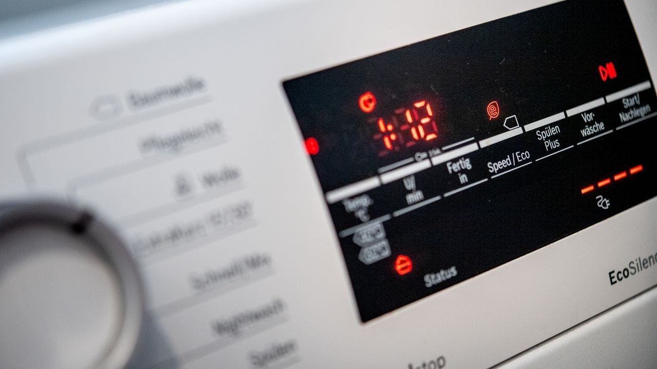 Oft reicht es, bei der Waschmaschine ein anderes Programm zu wählen, um Energie zu sparen.