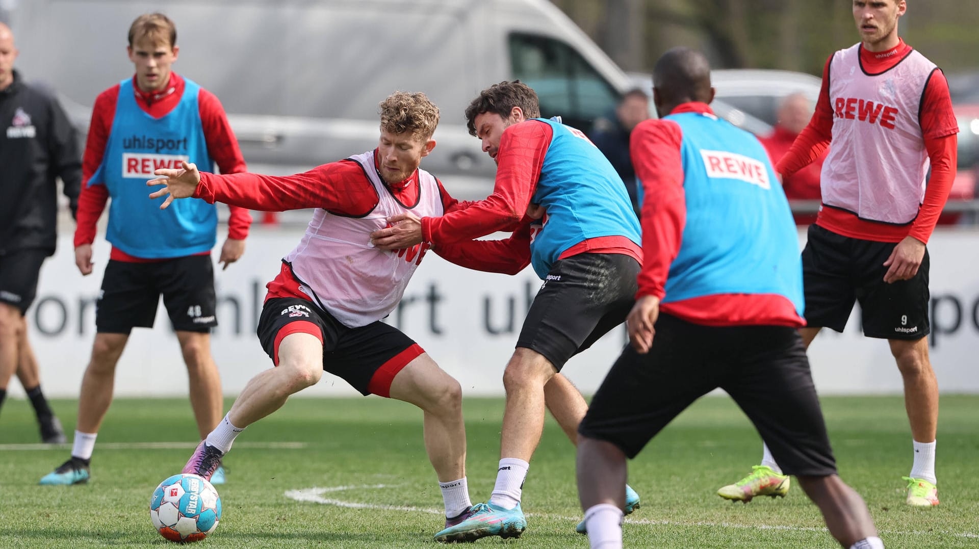 Florian Kainz (l.) im Zweikampf mit Jonas Hector im Training (Archivbild): Der Österreicher hat verlängert.