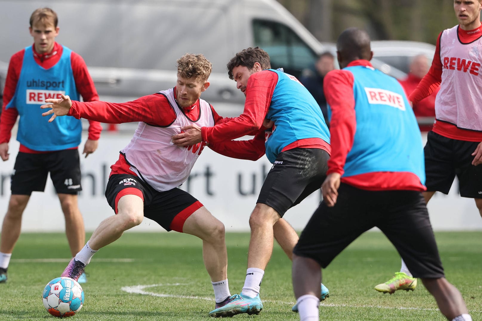 Florian Kainz (l.) im Zweikampf mit Jonas Hector im Training (Archivbild): Der Österreicher hat verlängert.