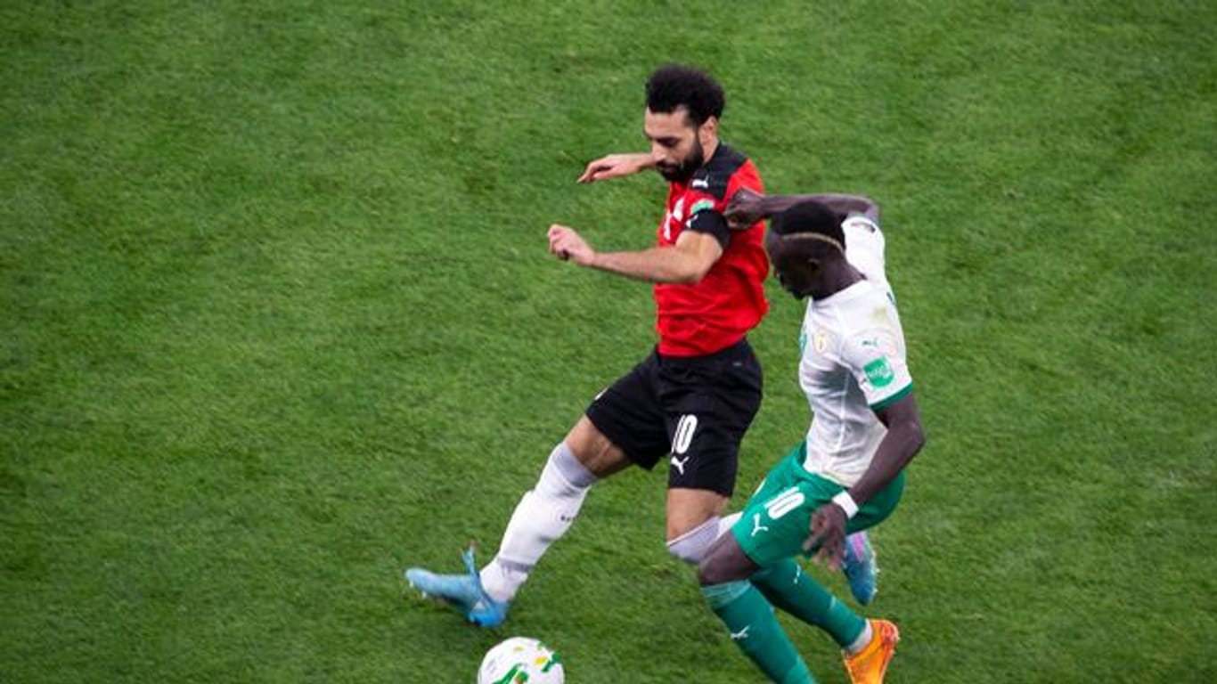 Ägypten-Star Mohamed Salah (l) im Zweikampf mit Sadio Mane.