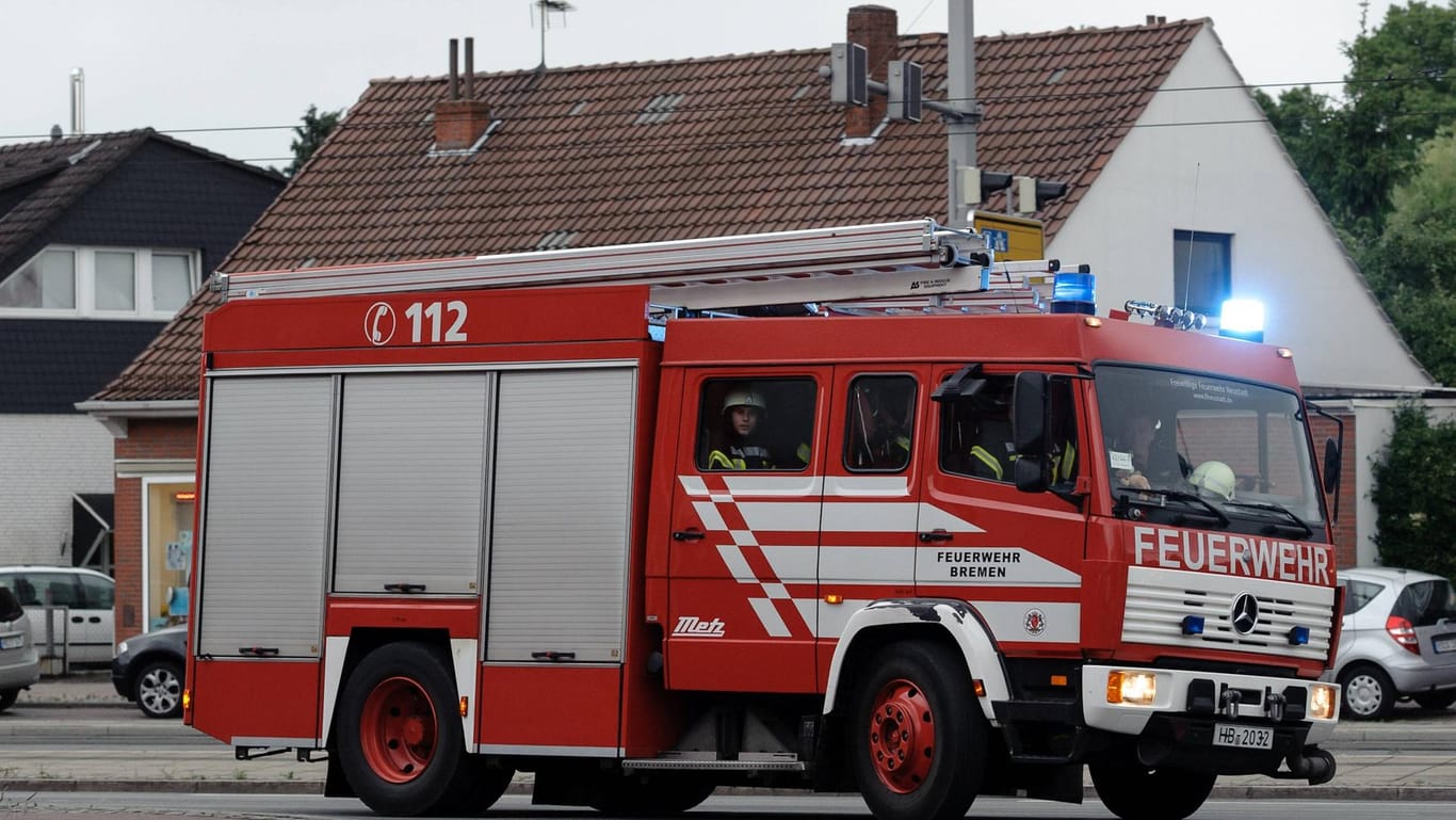Ein Feuerwehrauto auf dem Weg zum Einsatz in Bremen (Archivbild): Spezialkräfte untersuchten das Pulver.