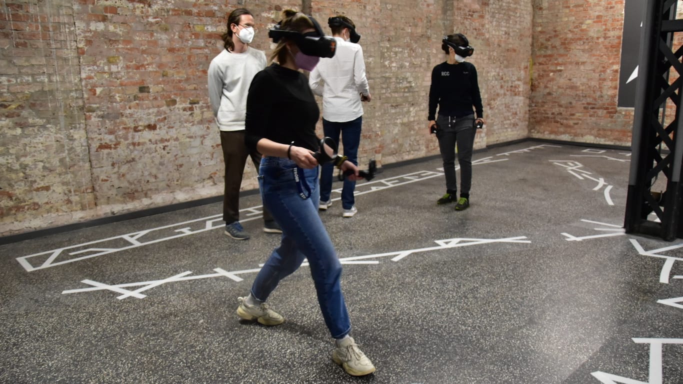 t-online-Redakteurin Eva Puschmann mit VR-Brille auf dem Kopf: Die zehnminütige Tour durch die virtuelle Welt findet eigentlich in einem kleinen Raum statt.