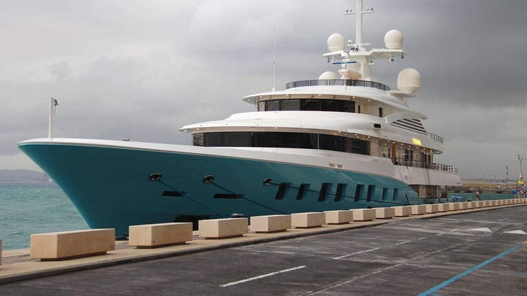 Im Hafen von Gibraltar: Die 72,5 Meter lange Superjacht "Axioma" soll dem russischen Oligarchen Dmitry Pumpjanski gehören.