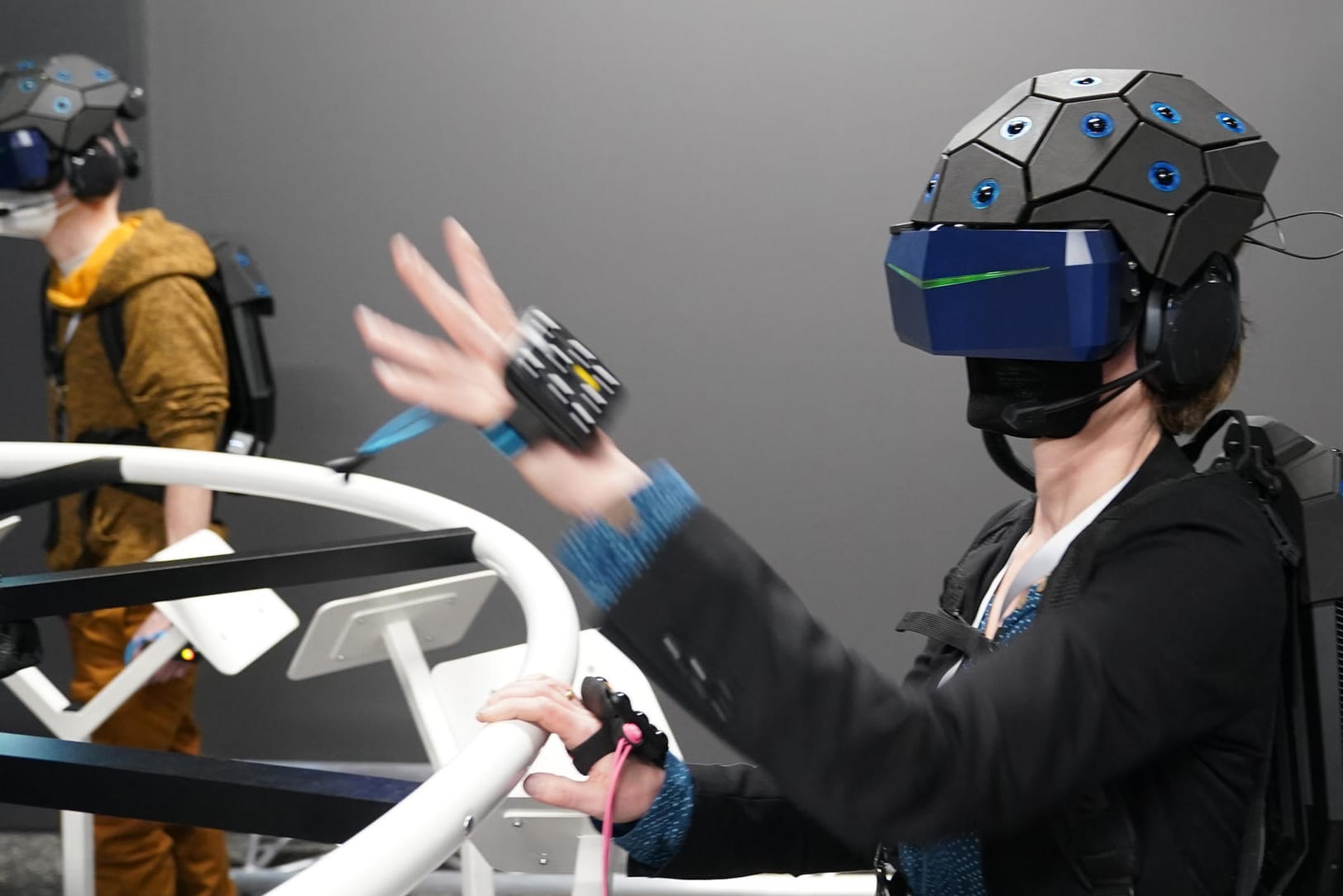 Besucher stehen mit Rucksack und Helm, Hand- und Fußsensoren sowie Tracker in der neuen Virtual-Reality-Attraktion: Am 1. April wird das "Yullbe Wunderland" für alle eröffnet.