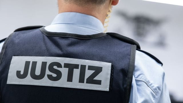 Ein Justizbeamter steht in einem Gerichtssaal (Symbolbild): Der Mann sitzt seit August in Untersuchungshaft. Ein Justizbeamter steht in einem Gerichtssaal (Symbolbild): Der Mann sitzt seit August in Untersuchungshaft.