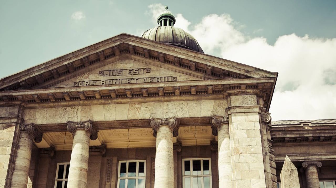 Der Eingang zu Oberlandesgericht Hamburg (Symbolbild): Die fünf Beschuldigten befinden sich seit November in Untersuchungshaft. Der Eingang zu Oberlandesgericht Hamburg (Symbolbild): Die fünf Beschuldigten befinden sich seit November in Untersuchungshaft.