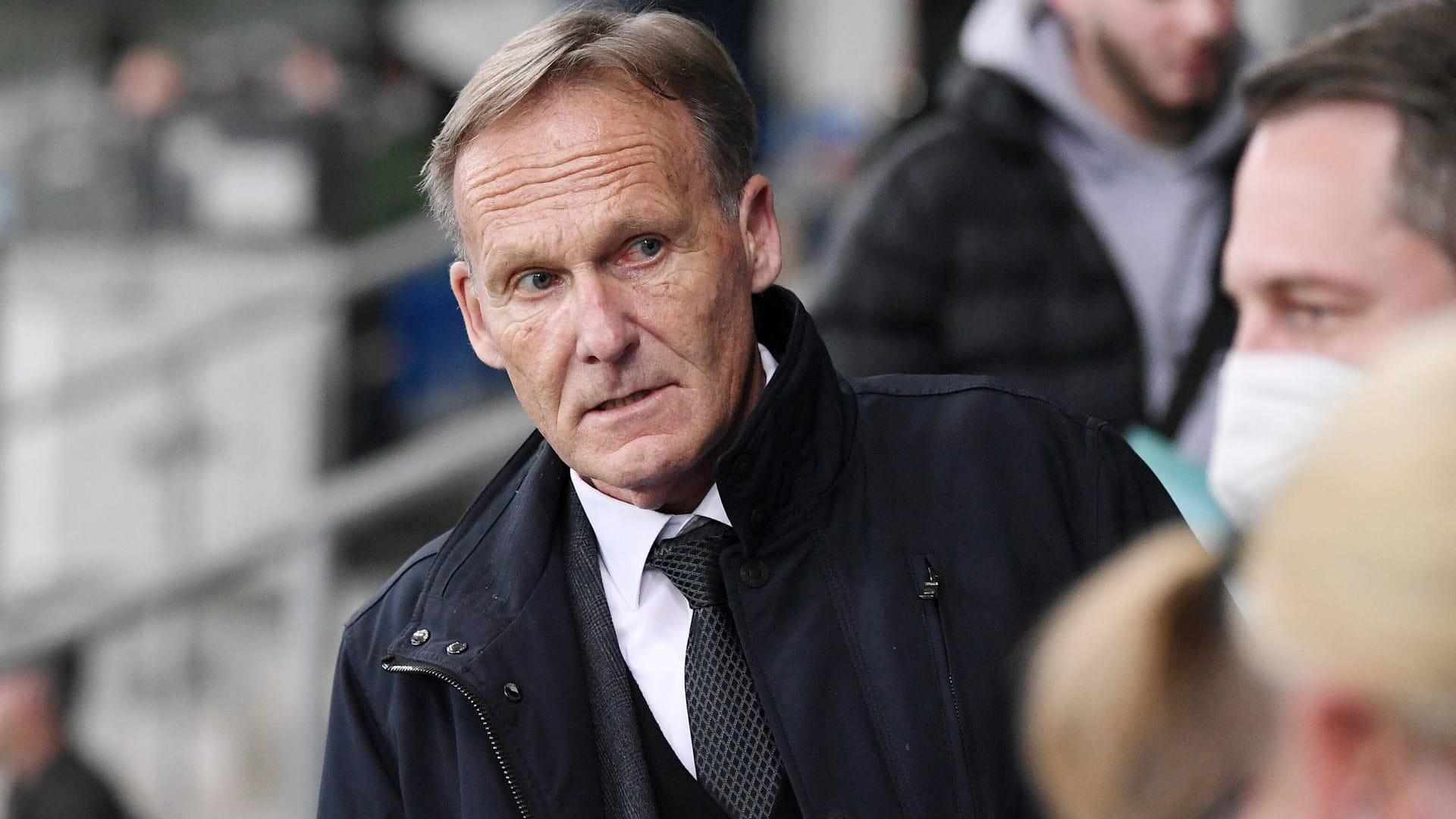 Hans-Joachim Watzke am Samstag auf der Tribüne beim Länderspiel der DFB-Elf gegen Israel in Sinsheim. Einen Abgang der Top-Stars aus der Bundesliga sieht der DFL-Aufsichtsratschef kritisch.