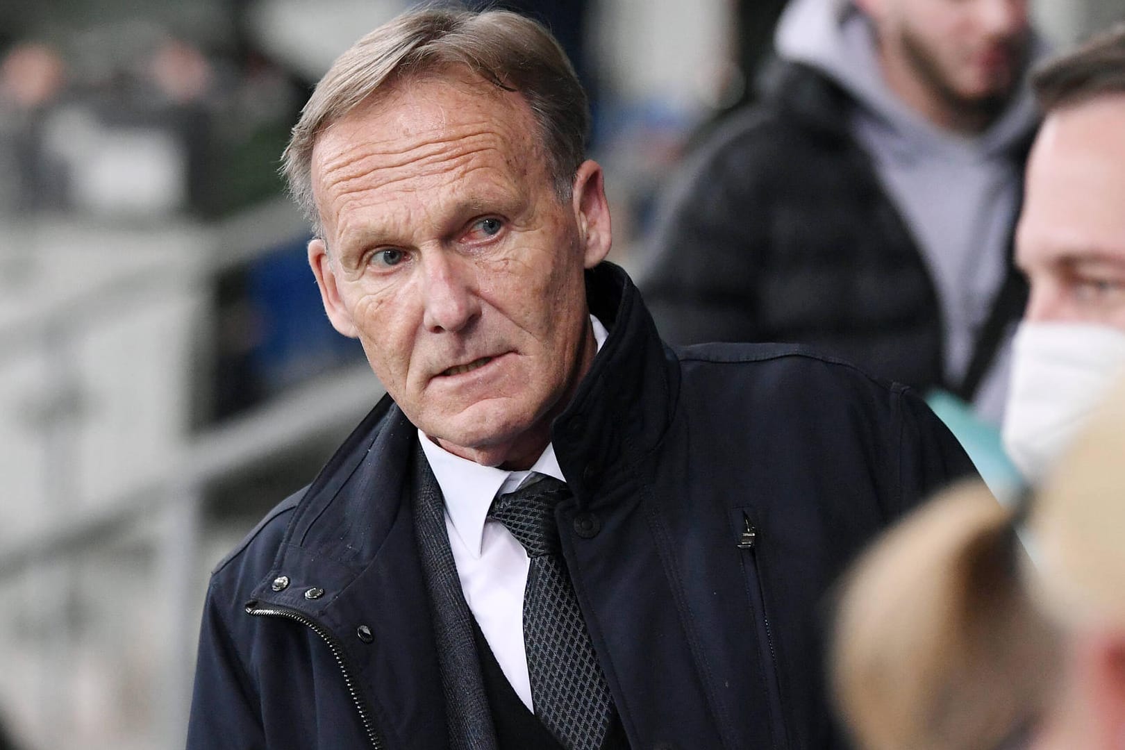 Hans-Joachim Watzke am Samstag auf der Tribüne beim Länderspiel der DFB-Elf gegen Israel in Sinsheim. Einen Abgang der Top-Stars aus der Bundesliga sieht der DFL-Aufsichtsratschef kritisch.