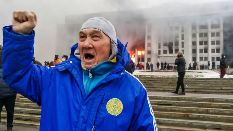 Ausschreitungen in Almaty, der größten Stadt Kasachstans: Als Reaktion auf die Gewalt bat der kasachische Präsident um internationale Unterstützung.