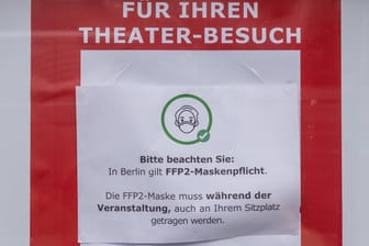 Hinweisschild am Theater des Westens an der Kantstraße in Berlin (Symbolbild): Einige Kultureinrichtungen wollen die Maskenpflicht beibehalten.