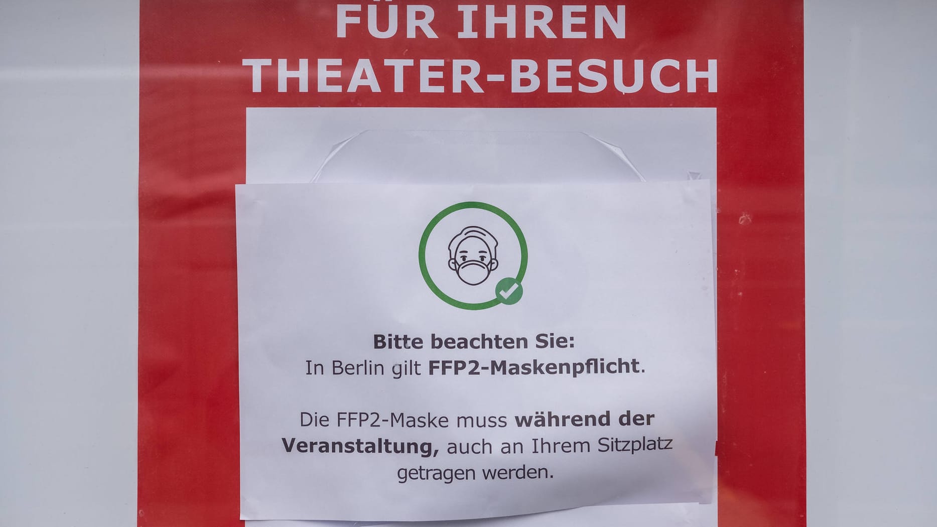 Hinweisschild am Theater des Westens an der Kantstraße in Berlin (Symbolbild): Einige Kultureinrichtungen wollen die Maskenpflicht beibehalten. Hinweisschild am Theater des Westens an der Kantstraße in Berlin (Symbolbild): Einige Kultureinrichtungen wollen die Maskenpflicht beibehalten.
