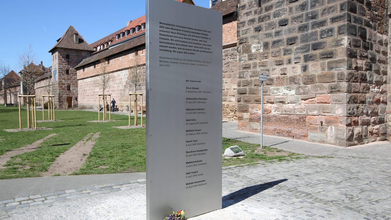 Ein Mahnmal und Bäume erinnern in Nürnberg an die Opfer der Terrorgruppe NSU (Symbolfoto): Drei von zehn Morden geschahen hier, außerdem ein Bombenanschlag.
